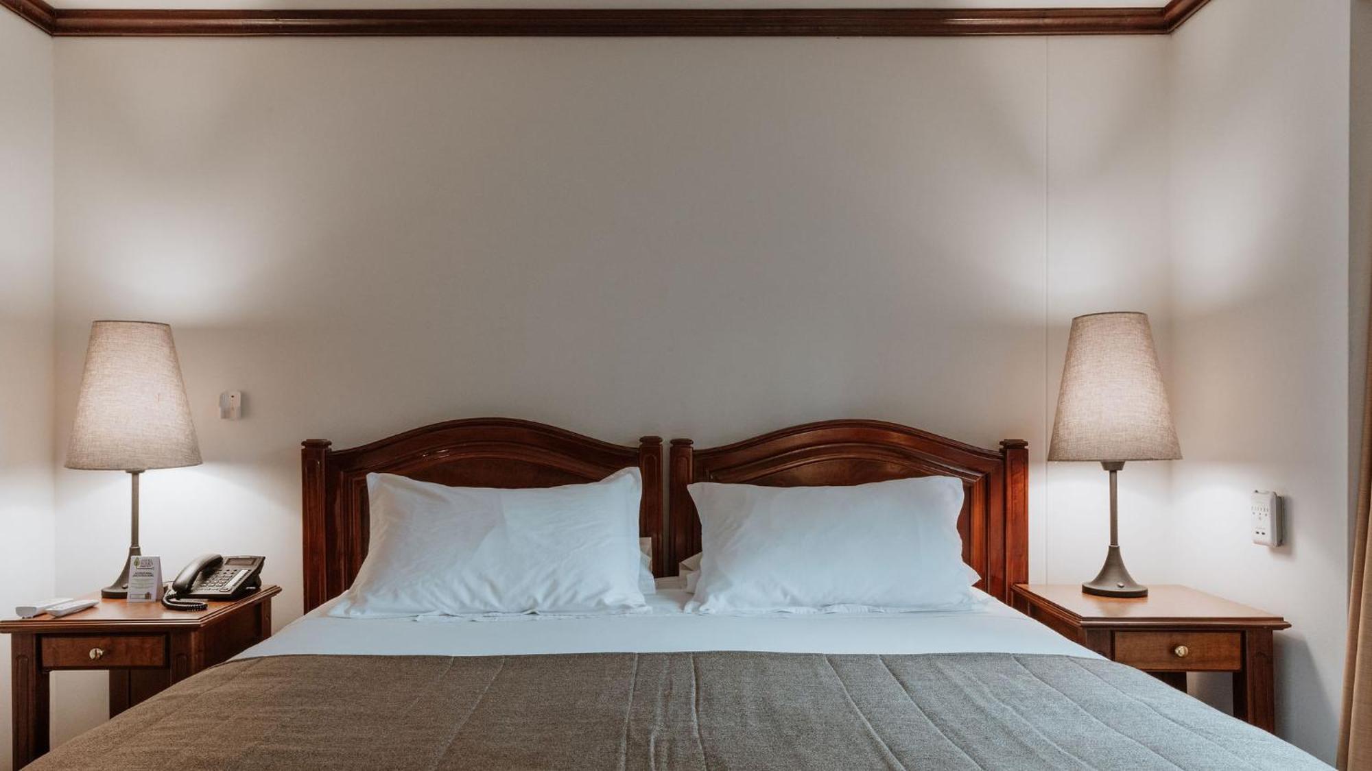 Hotel Park10 Medellin Ngoại thất bức ảnh A bed with two pillows